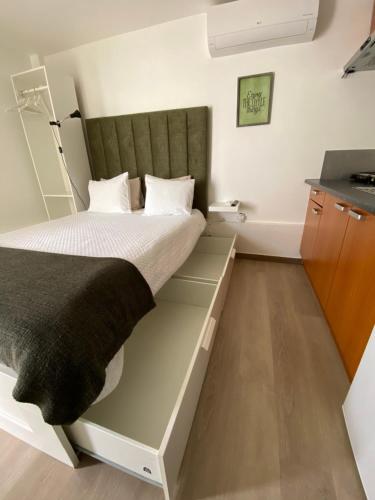 Postel nebo postele na pokoji v ubytování Little Place Nazaré