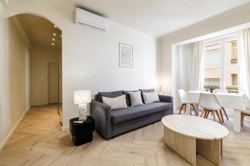 un salon avec un canapé et une table dans l'établissement Cannes banana apartment, à Cannes