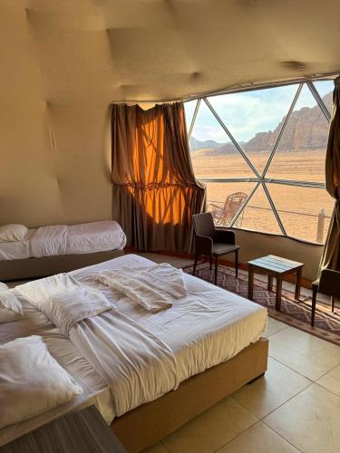 Wadi Rum Hala camp tesisinde bir odada yatak veya yataklar