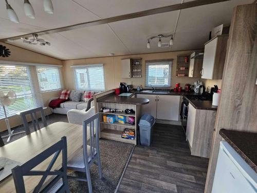 Η κουζίνα ή μικρή κουζίνα στο Jayden 3 bed balcony