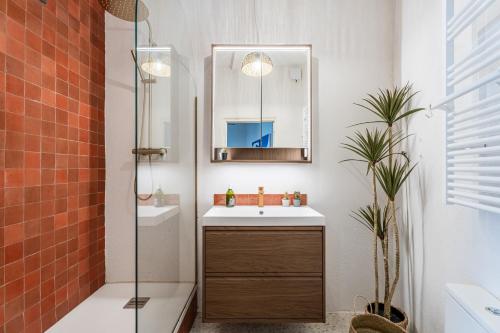 une salle de bain avec un lavabo et un miroir dans l'établissement Captain Watch - vue sur le port & les bateaux - Parking souterrain offert, à La Ciotat