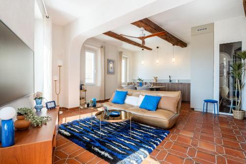 un salon avec un canapé et une table dans l'établissement Captain Watch - vue sur le port & les bateaux - Parking souterrain offert, à La Ciotat