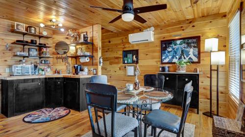 Fotografie z fotogalerie ubytování Rock N Roll Lake Haus v destinaci Hot Springs