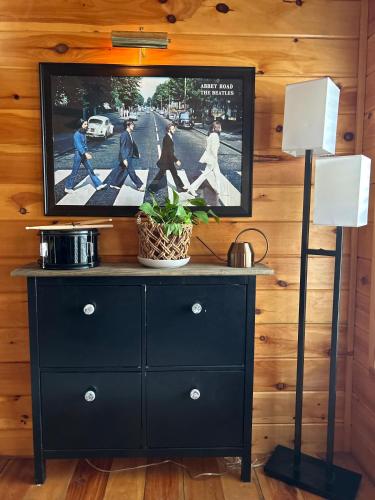 TV a/nebo společenská místnost v ubytování Rock N Roll Lake Haus