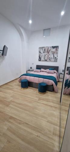 1 dormitorio con 1 cama y 2 taburetes azules en CasaGiòia, en Casagiove