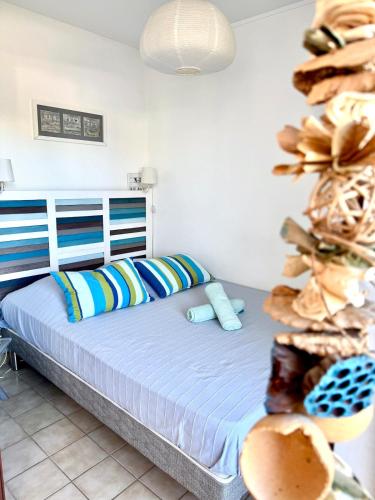 une chambre avec un lit et un sapin de Noël dans l'établissement Les Petits Bateaux-Parking privé-Terrasse, à La Grande Motte