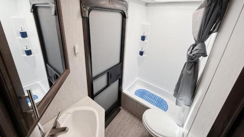 Ένα μπάνιο στο Premium Glamping - Pool Waterslide Wi-Fi & Private Patio Lounge