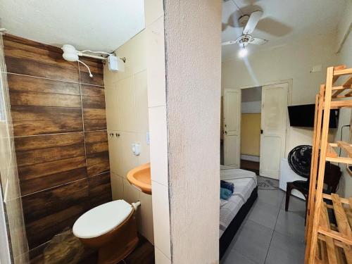 een kleine badkamer met toilet en wastafel bij Pequena Suíte Individual 304 in Rio de Janeiro