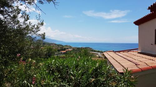 Una vista del océano desde una casa en Villa Anna - Mansarda vista mare con giardino e patio, en Marina di Fuscaldo