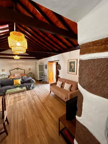 a large living room with couches and a ceiling at Balcón Néstor Álamo II in Tejeda