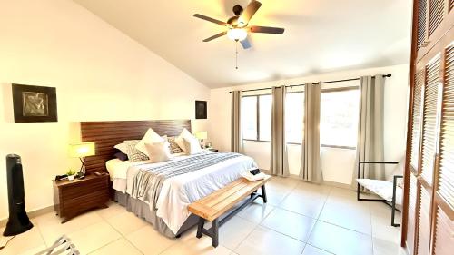 Postel nebo postele na pokoji v ubytování Modern 2 Bed Retreat in Ajijic - Unbeatable Location -Patio-Gym-Pickleball Court