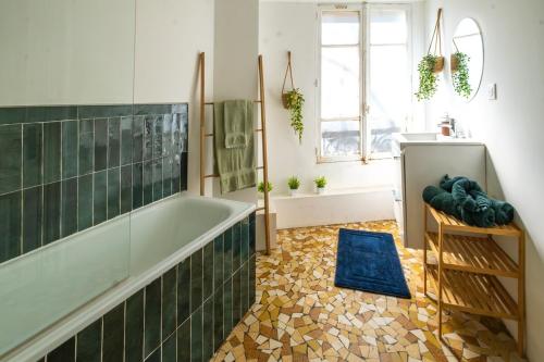 une salle de bain avec une baignoire et un lavabo dans l'établissement Charming Apartment 50m2 - Saint Germain des Près, à Paris