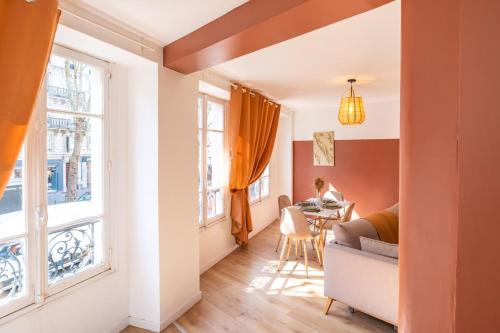 un salon avec un canapé et une table dans l'établissement Charming Apartment 50m2 - Saint Germain des Près, à Paris
