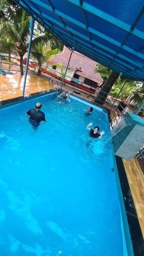 Bazén v ubytování Top Yard Pool Villa & Kayaking nebo v jeho okolí