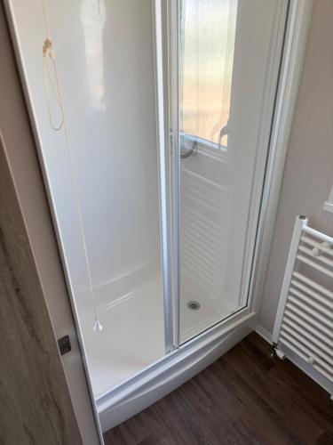 Una ducha de cristal en una habitación con ventana en Coastal Serenity Escape Clarach Bay Sea Viev Modern 2019 model No Pets, en Aberystwyth