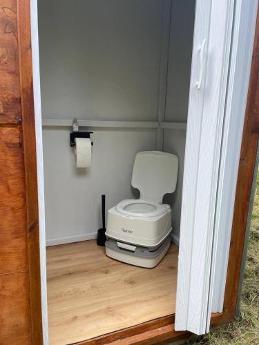 a bathroom with a toilet in a room at Bauwagen in idyllischer Lage in Schlitz
