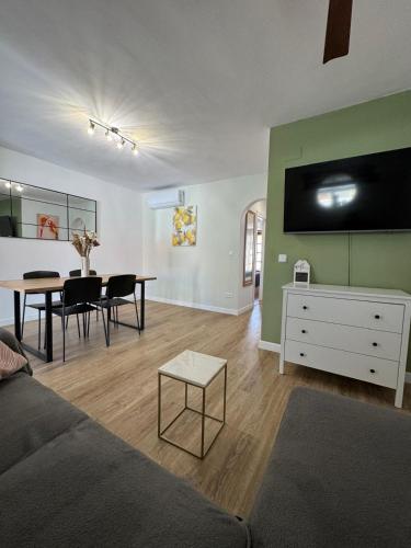 ein Wohnzimmer mit Sofa und Tisch in der Unterkunft Casa Limon in Cartagena