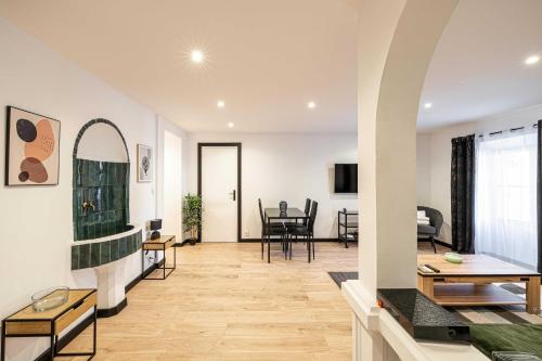 un salon avec une table et une salle à manger dans l'établissement Appartement confort & Sérénité 2BDR 4P, à Cannes