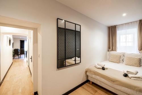 une chambre avec un lit et un miroir au mur dans l'établissement Appartement confort & Sérénité 2BDR 4P, à Cannes