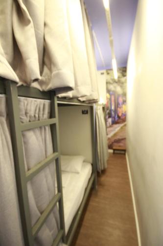 a room with a bunk bed with white towels at Hostel Distrito 011 in Sao Paulo