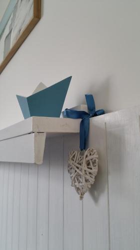 una caja de madera con un corazón y un arco azul en One More Night en Fregene