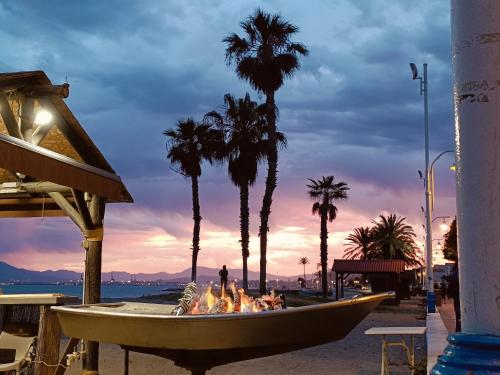 een boot op het strand met een vuurplaats bij PLAYA 45, FIRST LINE BEACH HOUSE in Málaga
