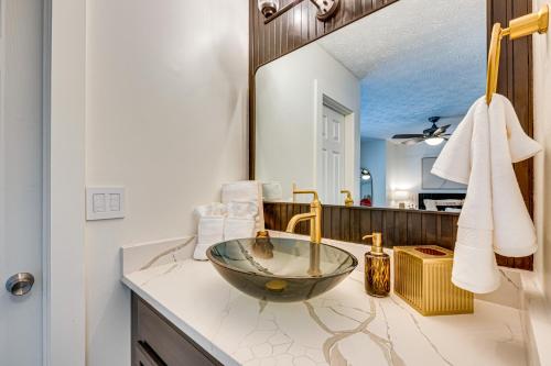 アトランタにあるNear GICC and ATL Airport Modern Townhome!のバスルーム(カウンターの洗面台付)