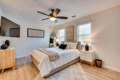 アトランタにあるNear GICC and ATL Airport Modern Townhome!のベッドと天井扇風機のある寝室