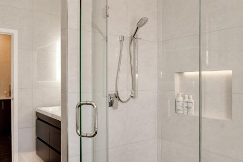 Ένα μπάνιο στο NEW - 2BRD CBD Apartment