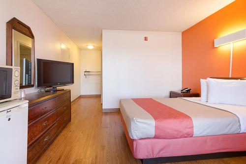 Televisyen dan/atau pusat hiburan di Motel 6-Newnan, GA