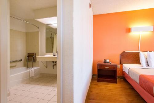 Bilik mandi di Motel 6-Newnan, GA