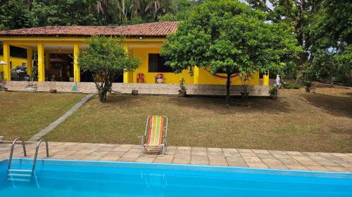 Otima Casa de campo com churrasq e WiFi em Mage RJの敷地内または近くにあるプール