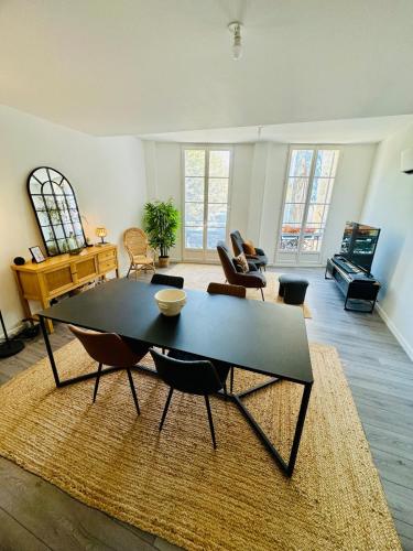 un salon avec une table et des chaises noires dans l'établissement Best city center location!, à Bergerac