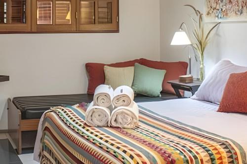 メンドーサにあるEl Diván Apartamento, Dúplex de diseño, cochera, inmejorable Ubicaciónのホテルルーム ベッド1台&タオル2枚付