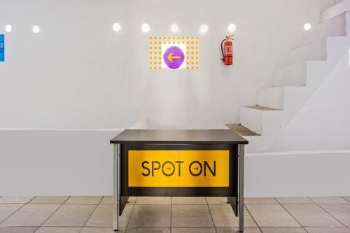 un panneau noir et jaune sur une table dans une pièce dans l'établissement OYO 2277 Lulu Homes, à Makassar