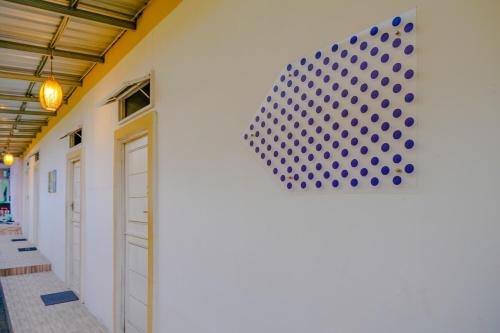 a white wall with a polka dot pattern on it at OYO 2417 Melati Residence in Blitar
