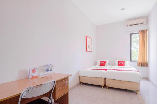 Postel nebo postele na pokoji v ubytování SUPER OYO 866 Idola Residence