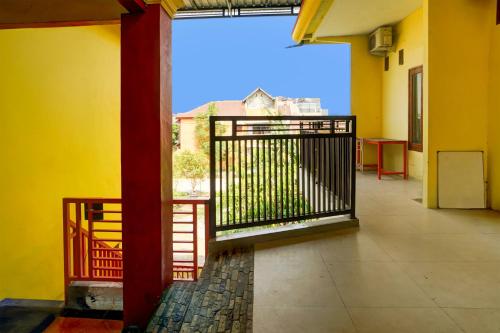 Балкон или терраса в OYO Life 93300 Homestay Puri Anggrek Syariah - Wage