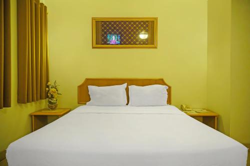 Cama o camas de una habitación en Collection O 92690 Hotel Limas