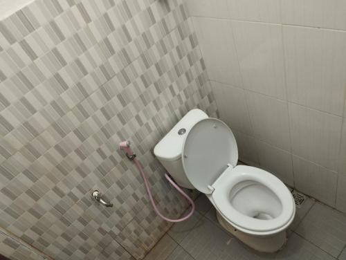 Ванная комната в Hotel O Wisma Bunda Syariah Near Man Pinrang