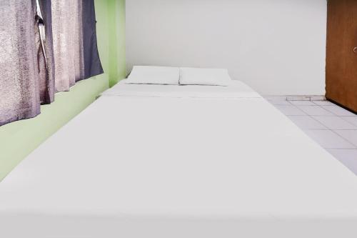 Postel nebo postele na pokoji v ubytování Hotel O Solo Baru 2 Homestay Syariah