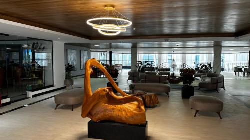 a lobby with a sculpture in the middle of a room at Gran Paradiso Campos do Jordão By Ventura OFICIAL in Campos do Jordão