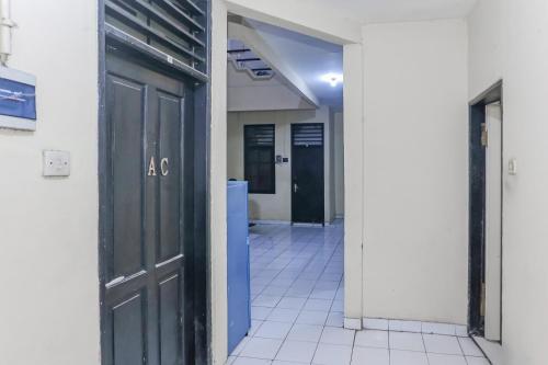 ein leerer Flur eines Bürogebäudes mit einer Tür in der Unterkunft Hotel O Budi Residence 1 in Bekasi