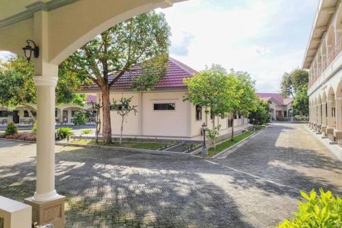 an empty street in front of a house at OYO 93051 Wisma Syariah Buloe Near Lapangan Abubakar Lambogo Batili Enrekang in Enrekang