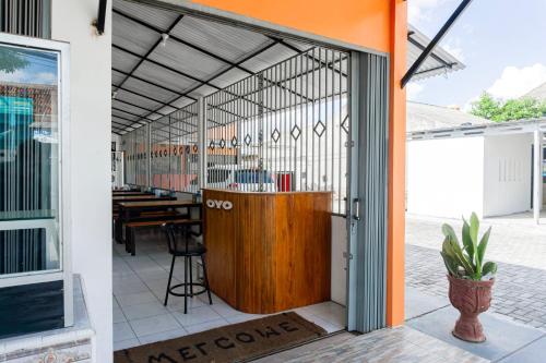an open door to a restaurant with a table at Hotel O Homestay Jaya Putri 1 Syariah in Bandar Lampung