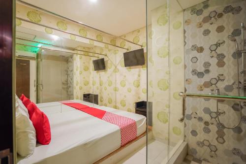 Postel nebo postele na pokoji v ubytování Super OYO Capital O 92633 Spring Hotel Gubeng
