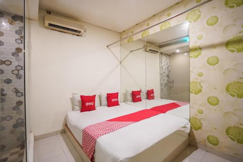 Postel nebo postele na pokoji v ubytování Super OYO Capital O 92633 Spring Hotel Gubeng