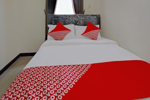 Кровать или кровати в номере Hotel O Irma's Residence