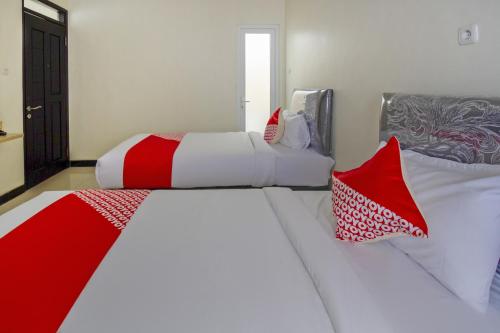 Кровать или кровати в номере Hotel O Irma's Residence