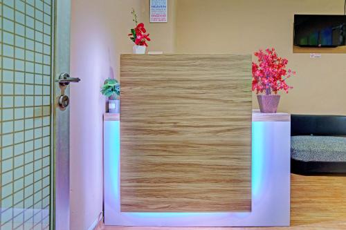 Μια τηλεόραση ή/και κέντρο ψυχαγωγίας στο OYO Life Apartement Jarrdin By Fins Property